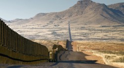 Мексика отказалась платить за стену на границе с США Мексика отказалась платить за стену на границе с США