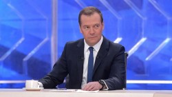 Медведев посоветовал хранить сбережения в рублях Медведев посоветовал хранить сбережения в рублях