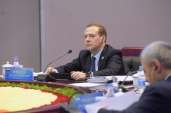 Дмитрий Медведев предлагает ШОС уходить от доллара Дмитрий Медведев предлагает ШОС уходить от доллара
