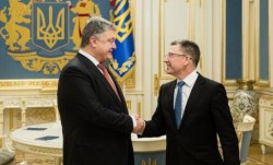 Порошенко и Волкер обсудили размещение миссии ООН в Донбассе Порошенко и Волкер обсудили размещение миссии ООН в Донбассе