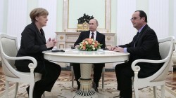 Путин обсудил с Олландом и Меркель обстановку в Донбассе Путин обсудил с Олландом и Меркель обстановку в Донбассе