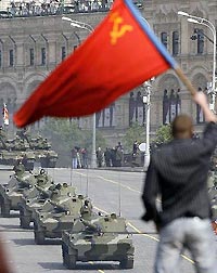 По площади танки грохотали По площади танки грохотали