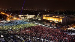 Десятки тысяч человек вышли на митинги в Румынии Десятки тысяч человек вышли на митинги в Румынии
