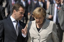Медведев и Меркель обсудили ситуацию на Украине
