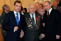 Дмитрий Медведев и Владимир Путин встретились с пенсионерами Дмитрий Медведев и Владимир Путин встретились с пенсионерами