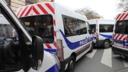 Под Парижем автомобиль протаранил группу военных Под Парижем автомобиль протаранил группу военных