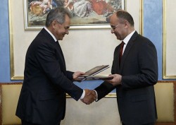 Министры обороны России и Армении провели переговоры