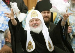 Патриарх Кирилл отпустит голубей в небо Патриарх Кирилл отпустит голубей в небо