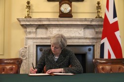 Тереза Мэй подписала уведомление о начале Brexit Тереза Мэй подписала уведомление о начале Brexit