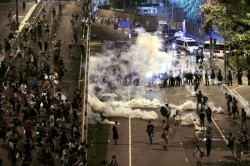 В Гонконге полиция вновь разогнала протестующих В Гонконге полиция вновь разогнала протестующих