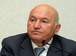 Лужков собирает вещи Лужков собирает вещи