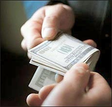 Взяточникам откажут в госслужбе Взяточникам откажут в госслужбе