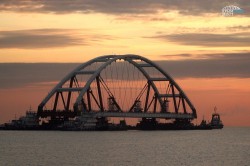 Началась установка автодорожной арки Крымского моста Началась установка автодорожной арки Крымского моста