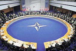 Рогозин призвал НАТО держаться в рамках