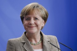 Меркель заявила о стремлении снять санкции с России