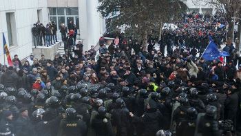 молдова митинг против нового кабмина - копия.jpg