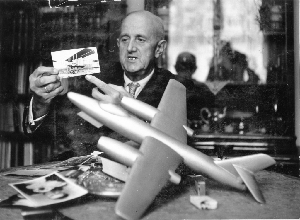 Нагурский в свое кабинете проводит беседу об истории авиации.jpg Нагурский в свое кабинете проводит беседу об истории авиации.jpg