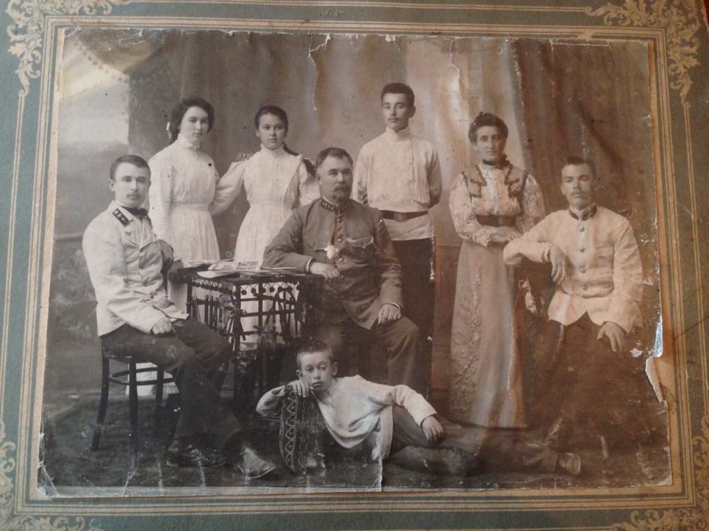 На фото - семья Киселёвых (Самарканд, 1910 г.) с дарственной надписью знакомым на обратной стороне.jpg