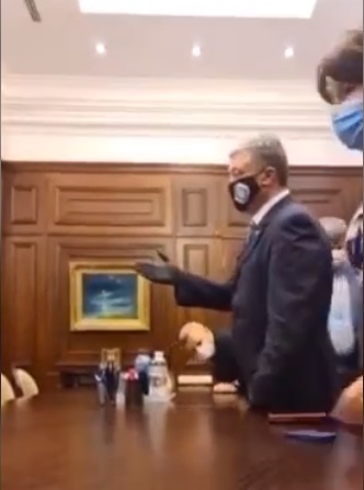 Poroshenko-v-kabinete-u-genprokurora.jpg