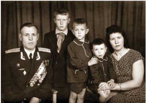 С.И. Кретов с женой Розалией Фёдоровной и сыновьями..jpg