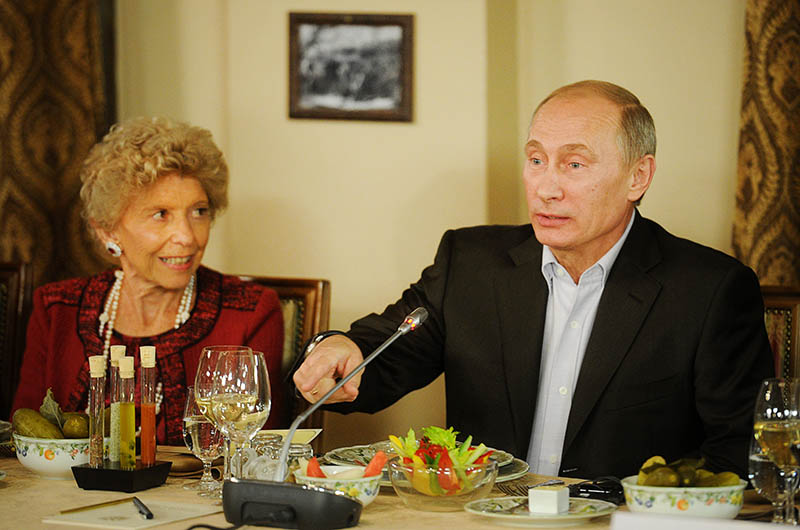 elene_carrere_dencausse_and_putin_forum.jpg