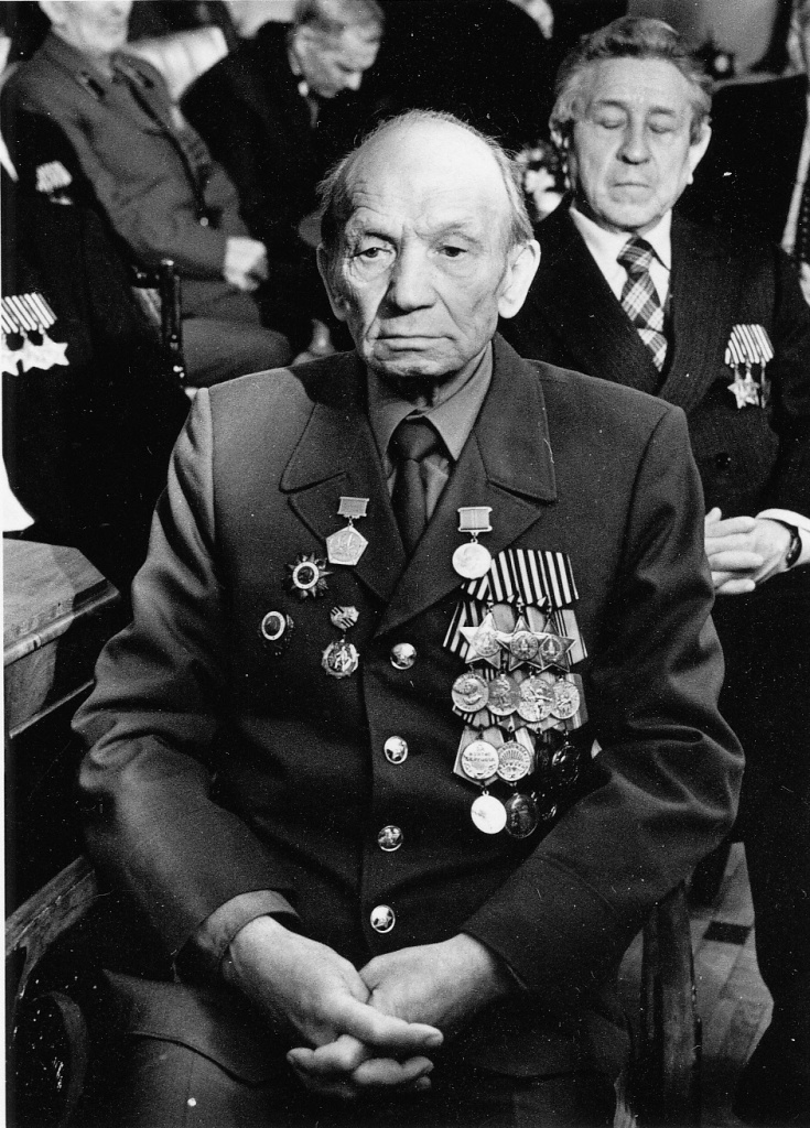 Разведчик Алексей Михайлович Власов. 1995 г. Фото Павла Кривцова.jpg Разведчик Алексей Михайлович Власов. 1995 г. Фото Павла Кривцова.jpg