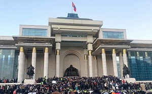 Парламент Монголии поддержал введение ЧП в Улан-Баторе на фоне протестов Парламент Монголии поддержал введение ЧП в Улан-Баторе на фоне протестов