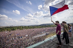 Сотни тысяч митингующих в Праге требуют отставки премьера Сотни тысяч митингующих в Праге требуют отставки премьера