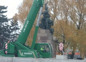 В Латвии сносят памятник защитникам Лиепаи от нацистов В Латвии сносят памятник защитникам Лиепаи от нацистов
