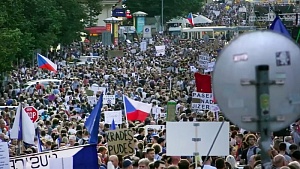 В Праге прошёл многотысячный митинг за отставку премьера В Праге прошёл многотысячный митинг за отставку премьера