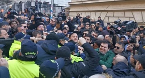 В Грузии оппозиционеры проводят митинг около парламента В Грузии оппозиционеры проводят митинг около парламента