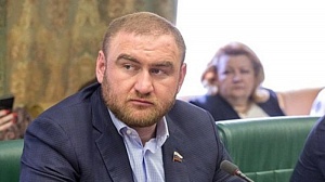 Сенатора Арашукова задержали в зале заседаний Совфеда Сенатора Арашукова задержали в зале заседаний Совфеда