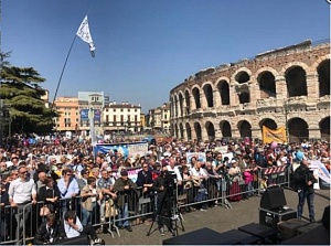 Семья защищается Семья защищается