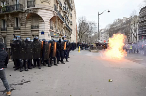 В Париже протестующие бросают в полицию камни и зажигательные смеси