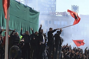 Столицу Албании сотрясают многотысячные протесты