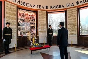 Зеленский обвинил СССР в «неправильном» освобождении Киева от нацистов Зеленский обвинил СССР в «неправильном» освобождении Киева от нацистов