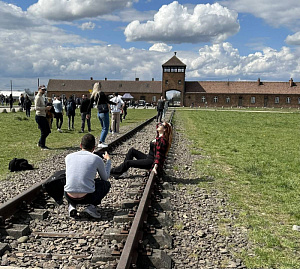 Селфи на фоне Освенцима