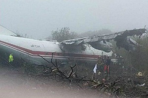 Самолёт Ан-12 совершил аварийную посадку подо Львовом Самолёт Ан-12 совершил аварийную посадку подо Львовом