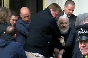 Джулиан Ассанж задержан британской полицией Джулиан Ассанж задержан британской полицией