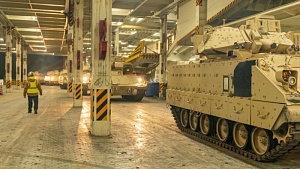 США направили на Украину первую партию БМП Bradley США направили на Украину первую партию БМП Bradley