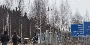 Мигранты прорываются в Финляндию через колючую проволоку Мигранты прорываются в Финляндию через колючую проволоку