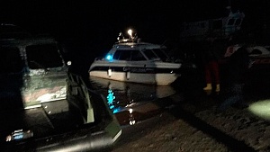 В Сургуте на реке Чёрной катер влетел в баржу В Сургуте на реке Чёрной катер влетел в баржу