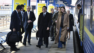 Премьер Японии приехал в Киев