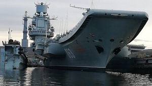 Упавший кран пробил в «Адмирале Кузнецове» пятиметровую дыру Упавший кран пробил в «Адмирале Кузнецове» пятиметровую дыру