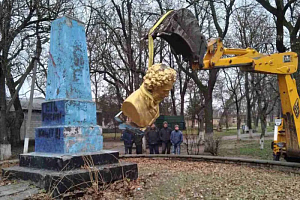 Торжество вандалов и гробокопателей Торжество вандалов и гробокопателей
