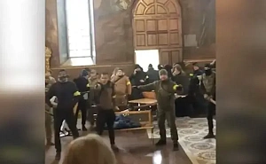 В Черкассах радикалы захватили кафедральный собор УПЦ В Черкассах радикалы захватили кафедральный собор УПЦ