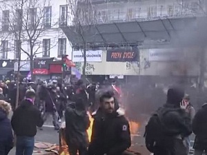 В Париже недовольных пенсионной реформой разогнали водомётами В Париже недовольных пенсионной реформой разогнали водомётами
