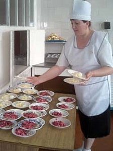 В Алтайском крае 11 детей отравились в школьной столовой В Алтайском крае 11 детей отравились в школьной столовой