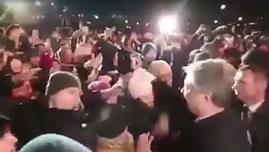 Пользователей соцсетей возмутило поведение Порошенко в Запорожье Пользователей соцсетей возмутило поведение Порошенко в Запорожье