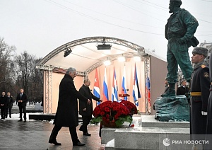 Путин и Диас-Канель открыли памятник Фиделю Кастро в Москве